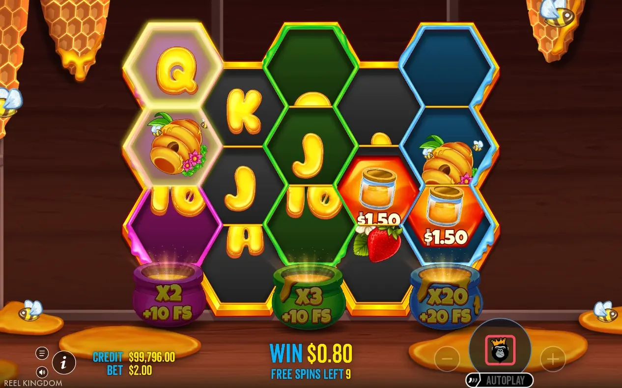 Freispiel-Walzen mit Buchstaben Q, K, J, Honigtöpfen X2/X3/X20 und Gewinn $0.80 bei 9 Freispielen übrig